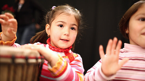 Kinder bei der musikalischen Früherziehung.
