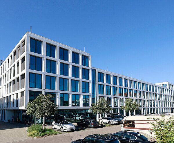 Bild von der Ludwig- Erhard Allee auf ein Bürogebäude 