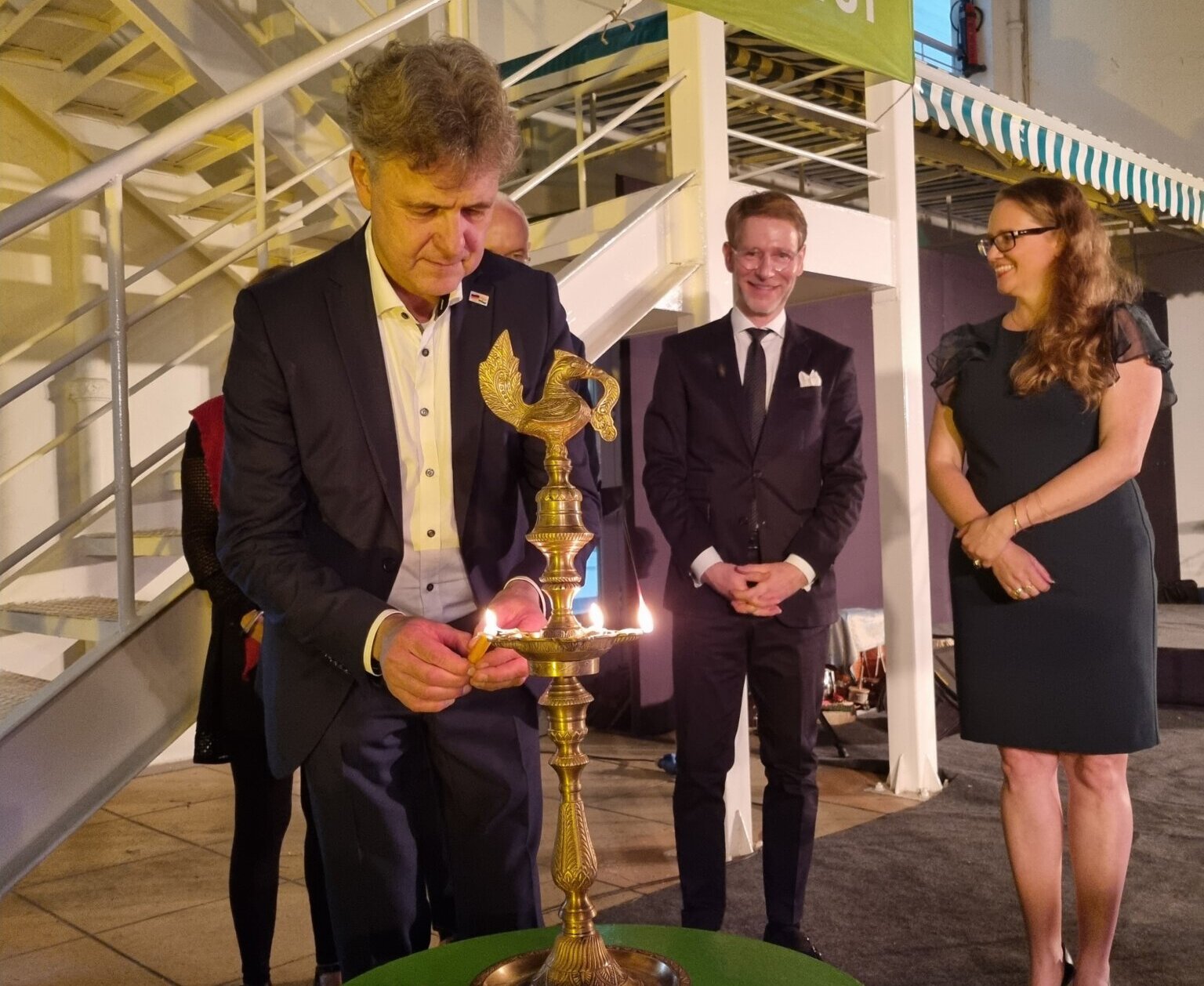 Glückbringendes Ritual: OB Mentrup und Staatsminister Stegmann beim Entzünden einer Flamme im Goethe-Institut von Pune.