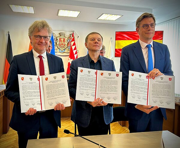 Vertragsunterzeichnung in Winnyzja: Drei Oberbürgermeister tragen gemeinsam den Partnerschaftsgedanken.