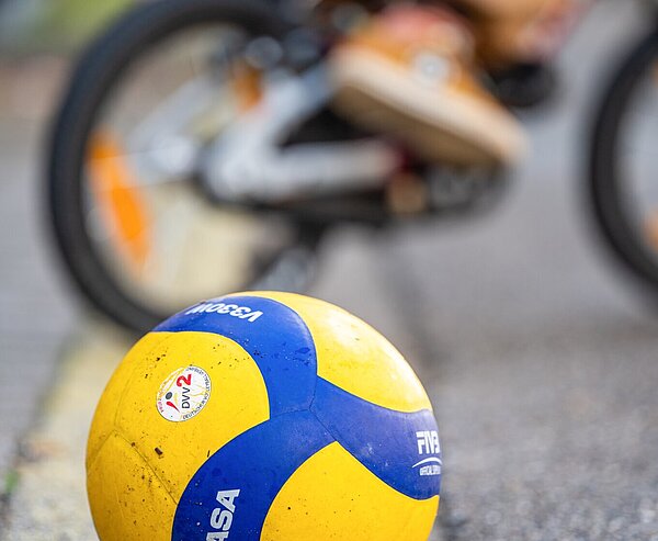 Volleyball liegt am Straßenrand