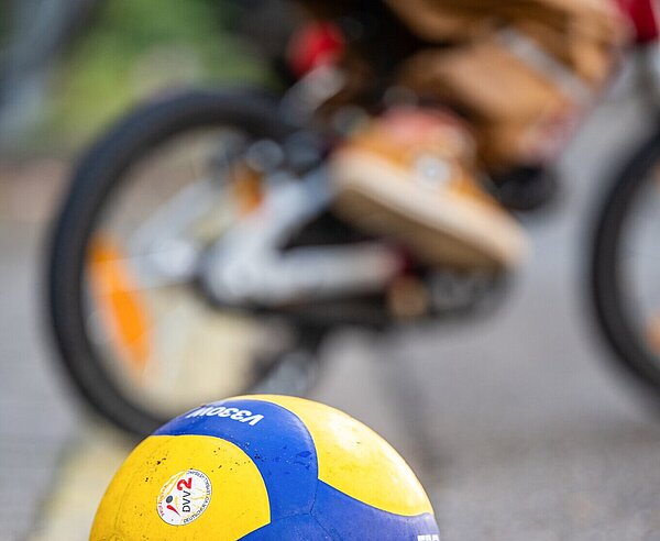 Volleyball liegt am Straßenrand