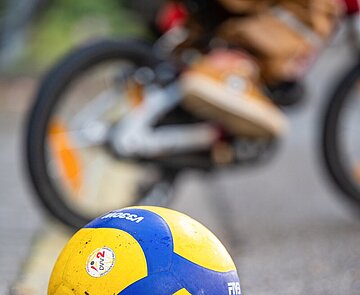 Volleyball liegt am Straßenrand