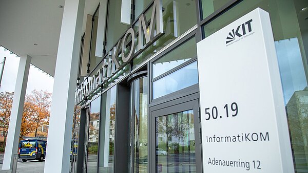 Ansicht des Eingangs des neuen Informatikgebäudes des KIT am Adenauerring