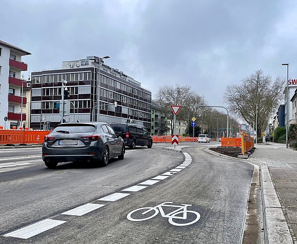 Blick auf Fahrbahn der Kriegsstraße in Richtung Westen
