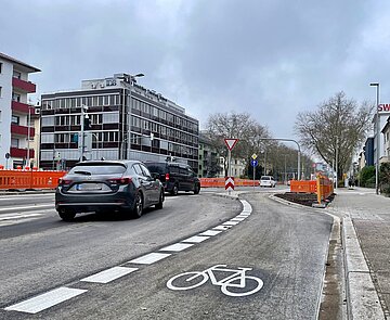 Blick auf Fahrbahn der Kriegsstraße in Richtung Westen