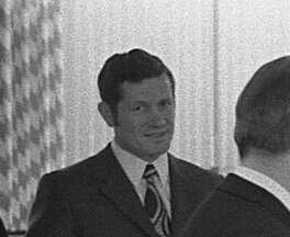 Im Vordergrund die Geschäftsführer Fritz Arndt und Hans-Gerd Keller bei der Übergabe eines Schecks für die Sporthilfe an Bürgermeister Walther Wäldele (Mitte). Im Hintergrund v.l.n.r.: Heinz Fütterer, Max Schwall, Manfred Eglin, Michael Schwan, Kurt Somme