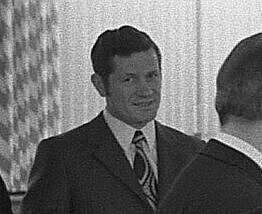 Im Vordergrund die Geschäftsführer Fritz Arndt und Hans-Gerd Keller bei der Übergabe eines Schecks für die Sporthilfe an Bürgermeister Walther Wäldele (Mitte). Im Hintergrund v.l.n.r.: Heinz Fütterer, Max Schwall, Manfred Eglin, Michael Schwan, Kurt Somme