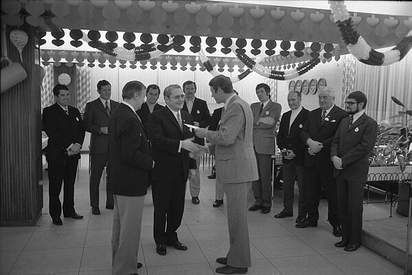 Im Vordergrund die Geschäftsführer Fritz Arndt und Hans-Gerd Keller bei der Übergabe eines Schecks für die Sporthilfe an Bürgermeister Walther Wäldele (Mitte). Im Hintergrund v.l.n.r.: Heinz Fütterer, Max Schwall, Manfred Eglin, Michael Schwan, Kurt Somme