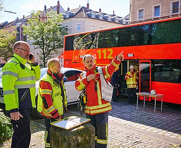 Bei einer Übung am Staatstheater Karlsruhe übten die Kameradinnen und Kameraden der Feuerwehr Karlsruhe am 22. April 2024 den Ernstfall.