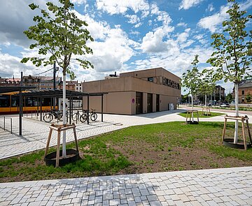 neugestaltete Haltestelle Durlacher Tor mit Neubepflanzung und Grünfläche