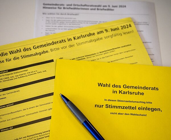 Stimmzettelumschlag für die Wahl des Gemeinderats in Karlsruhe und Kugelschreiber