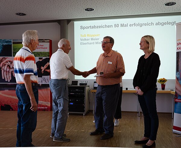 Volker Meier und Eberhard Misch legten das Deutsche Sportabzeichen bereits 50 Mal ab und erhielten dafür eine Auszeichnung von Michael Dannenmeier, dem stellvertretenden Vorsitzenden des Sportkreises, und Bürgermeisterin Yvette Melchien.