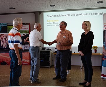 Volker Meier und Eberhard Misch legten das Deutsche Sportabzeichen bereits 50 Mal ab und erhielten dafür eine Auszeichnung von Michael Dannenmeier, dem stellvertretenden Vorsitzenden des Sportkreises, und Bürgermeisterin Yvette Melchien.