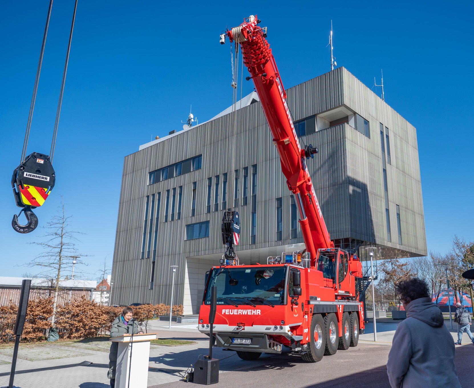 Feuerwehrkranwagen vor der Hauptfeuerwache