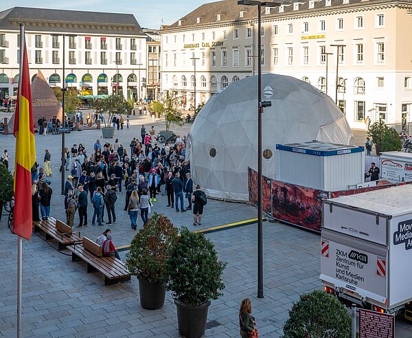 Fiktive „Mars-Kuppel“ auf dem Marktplatz: Drei Menschen erproben isolierte Bedingungen 