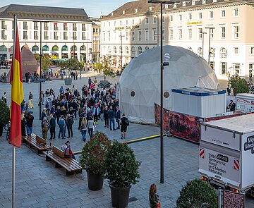 Fiktive „Mars-Kuppel“ auf dem Marktplatz: Drei Menschen erproben isolierte Bedingungen 
