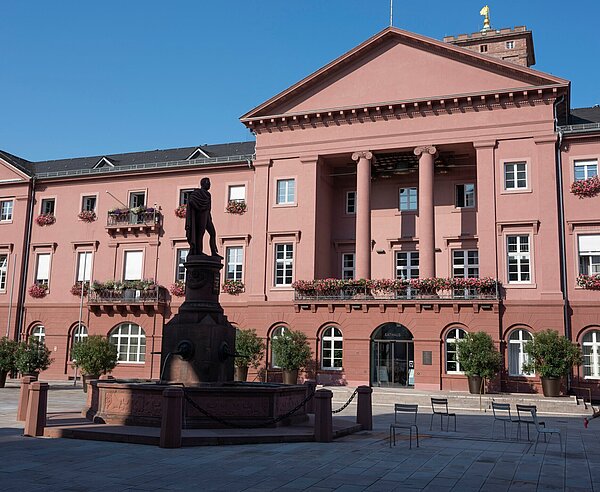 Ludwigsbrunnen im Schatten vor dem Karlsruher Rathaus