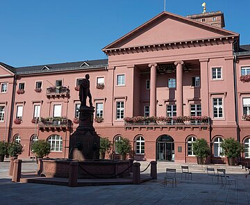 Ludwigsbrunnen im Schatten vor dem Karlsruher Rathaus