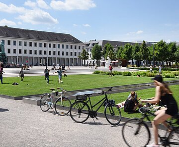 Schloßplatz belebt