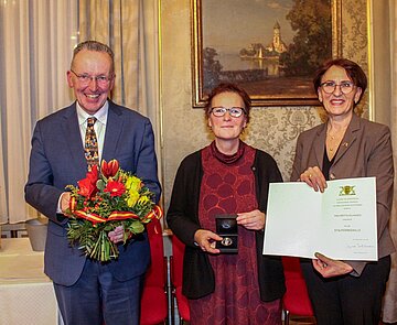 Engagement gewürdigt: BM Käuflein und Staatssekretärin Leidig (r.) ehren Britta Velhagen mit der Staufermedaille des Landes.