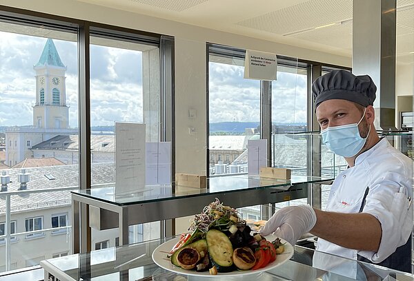 Junger Mann serviert Essen