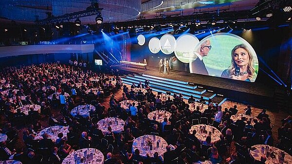 Blick auf die festlich geschmückten Tische der Gala zur Preisverleihung des Nachhaltigkeitspreises 2015.