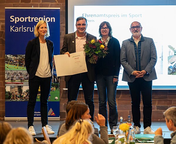 Ehrenamts-Preisträger: Stefan Schwarzwälder (2.v.l.) mit Bürgermeisterin Yvette Melchien, Bettina Leßle ­(Dezernat  3) und ­Hartmut Allgaier (Leiter Schul- und Sportamt). 