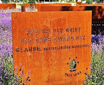 Stele der Freireligiösen Gemeinde im Garten der Religionen.