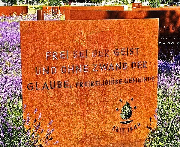 Stele der Freireligiösen Gemeinde im Garten der Religionen.