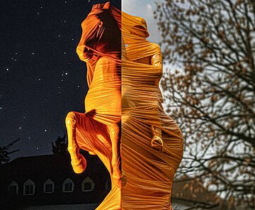 Eine für die "Orange Days" verpackte Skulptur.