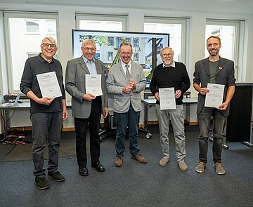 Bürgermeister Dr. Albert Käuflein ehrt die 4 Personen für das ehrenamtliche Engagement  in der Alt-Neereder Schul