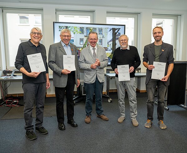 Bürgermeister Dr. Albert Käuflein ehrt die 4 Personen für das ehrenamtliche Engagement  in der Alt-Neereder Schul