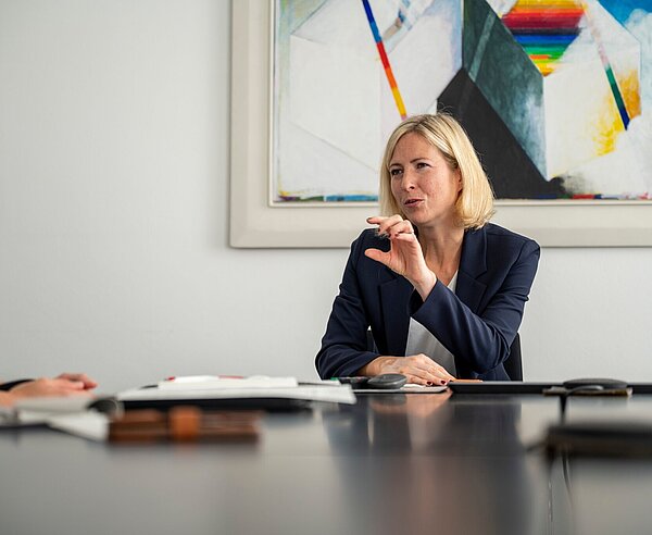 PIA-Redaktionsleiter Florian Kaute, Redaktionsmitglied Jochen Denker, Bettina Leßle (Dezernat 3) und Sozialbürgermeisterin im Gespräch am 4. September 2025