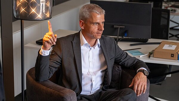 Smarte Beleuchtung: Die Delegation um Staatssekretär Rapp machte auch Halt bei der Karlsruher Firma Vanory.