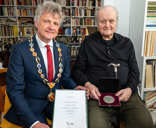 Oberbürgermeister Dr. Frank Mentrup und Prof. Wolfgang Rihm bei der Übergabe der Ehrenmedaille. 