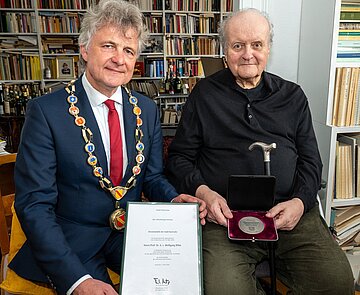 Oberbürgermeister Dr. Frank Mentrup und Prof. Wolfgang Rihm bei der Übergabe der Ehrenmedaille. 