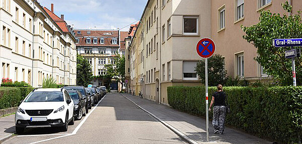 Das Foto zeigt Autos, die am Gehweg parken.