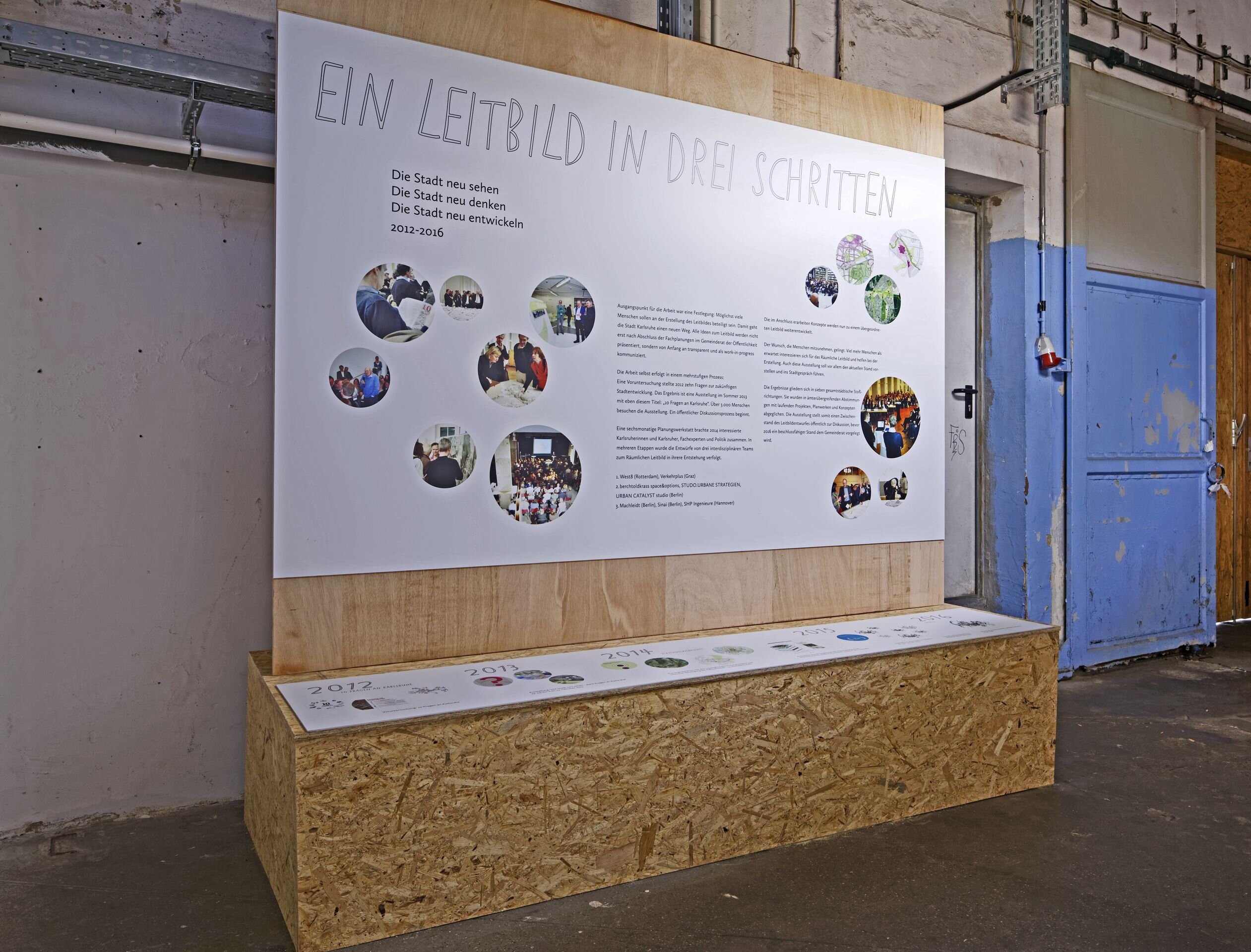 Ausstellungsbild mit Planwand