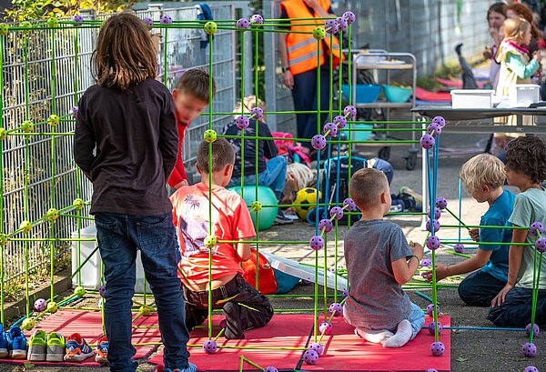 Kinder beim Spielen auf der Straße