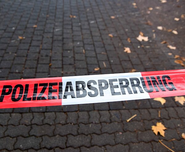 Absperrband mit Schriftzug Polizeiabsperrung