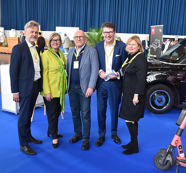 Beim Rundgang auf der POLIS-Jahrestagung: OB Dr. Frank Mentrup, Messe-Geschäftsführerin Britta Wirtz, Landesverkehrtsminister Winfried Hermann, KVV-Geschäftsführer Prof. Dr. Alexander Pischon und Prof. Dr. Anke Karmann-Woessner, Leiterin des Stadtplanungsamts.