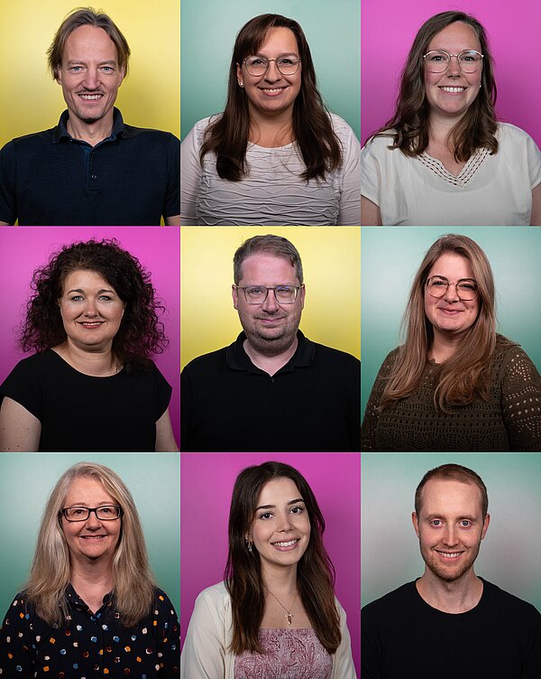 Mitarbeiter stehen auf der Wiese