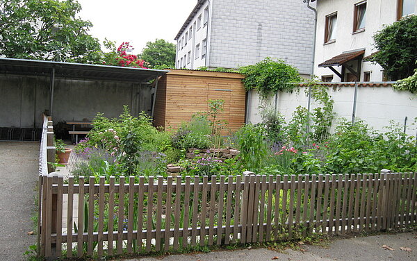 Das Bild zeigt den Schulgarten der Grundschule Beiertheim.