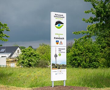 Ortseingangsstele am Ortseingang von Palmbach Teil des Naturpark Schwarzwald Mitte/Nord