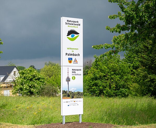 Ortseingangsstele am Ortseingang von Palmbach Teil des Naturpark Schwarzwald Mitte/Nord