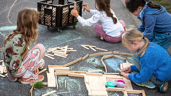 Kinder beim Spielen auf der Straße