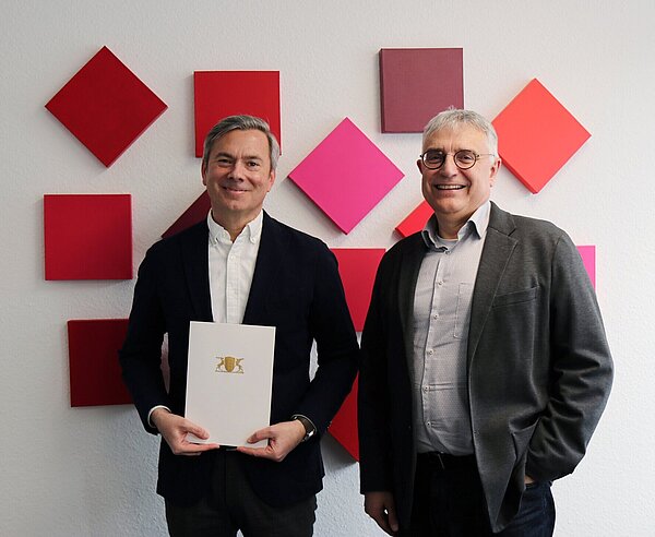 Holger Neinhaus (links) mit Kunststaatssekretär und Stiftungsratsvorsitzendem Arne Braun