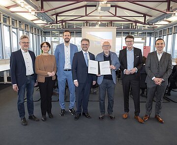 Zukunftsweisend: OB Mentrup, Staatssekretärin Ute Leidig, Landrat Rosenau, OB Boch, Minister Hermann, KVV-Chef Alexander Pischon und Sébastien Oeser (Landkreis Rastatt). 