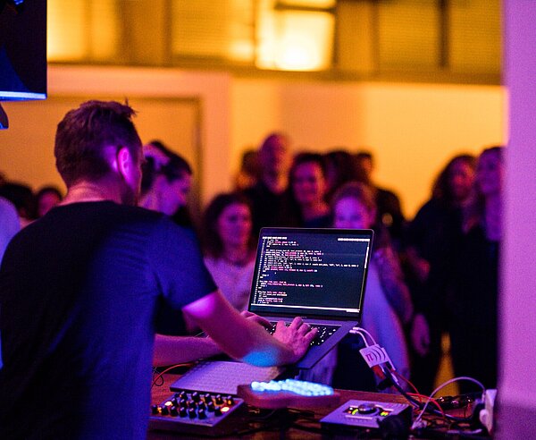 Der DJ programmiert die Musik bei der Afterparty zur Bunten Nacht der Digitalisierung.